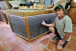 很難想像，這吧台的面板，材料竟然是豬舍上的鐵片屋頂。