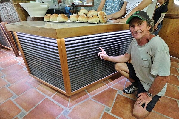 12.很難想像,這吧台的面板,材料竟然是豬舍上的鐵片屋頂。