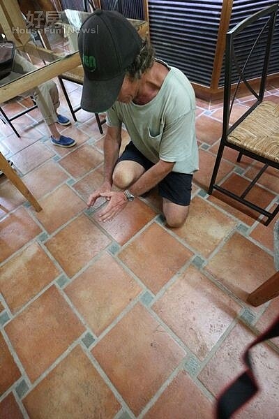 13.小方塊磁磚台灣賣一片120元,羅約翰覺得貴,自己把大片磁切割成四塊,省很大!