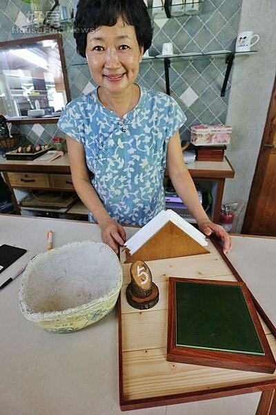 14.吳連春前面這些餐廳用具,都是羅約翰親手做出來的。