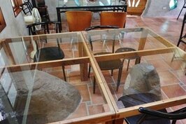每張桌子都是羅約翰自己動手設計和製作，而且用的都是回收的木料和玻璃。