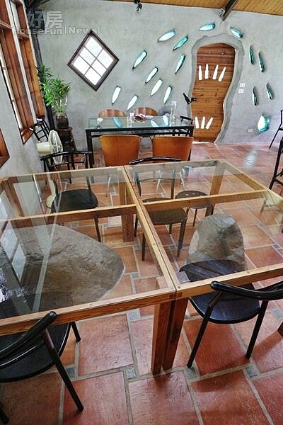 15.每張桌子都是羅約翰自己動手設計和製作,而且用的都是回收的木料和玻璃。