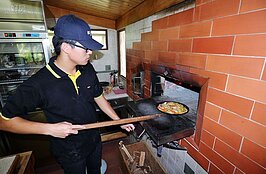 窯烤披蕯出爐了，這個窯也是羅約翰的作品。