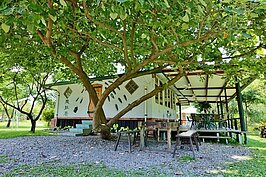 第三間紙屋腹肚厝，目前做餐廳使用。