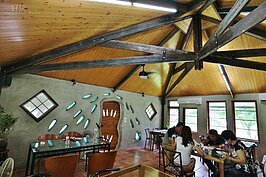 腹肚厝的頂樑、木料，是國小淘汰的黑板切割來的。