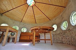 具有農家稻米儲藏室外觀的農舍小屋，還有好幾片玻璃還等著裝上
