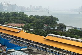 殼牌倉庫離淡水捷運站旁不遠，走幾步路就到。