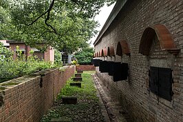 當年防盜用的窗戶鐵門，至今依舊保存良好。