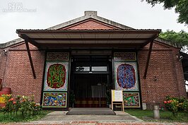 不僅淡水社區大學進駐殼牌倉庫中，另有古玩賣店也進駐在這個歷史之地。