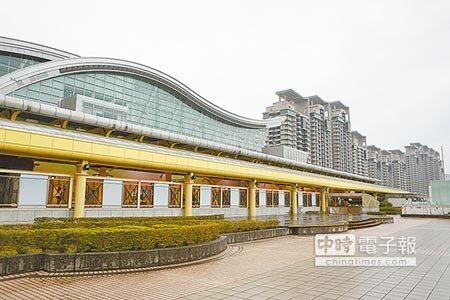 左為小碧潭捷運站，右為美河市建案。圖／本報資料照片 