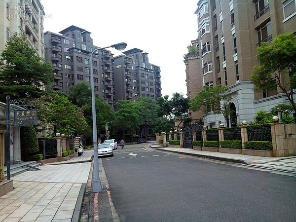 3大直豪宅巷弄內多為樓高10層大樓,環境清幽寧靜