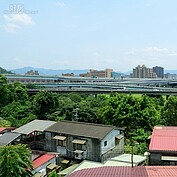 緊鄰公館商圈的寶藏巖，面積雖然不大，但擁有傍水山坡、漳泉廟宇與違建眷村等的人文特殊景觀，整體感覺如同香港的吊頸嶺。在北市府與有心人士的推動下，現已進駐許多藝術家，成為新的人文天地。