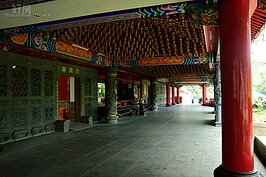 寶藏巖傳說十分靈驗，不時會看到信眾在此參拜。