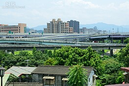 不遠處的水源快速道路與福和橋忙碌的車流如織。