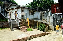 村中較大的空地就是早年進行防空火炮設置的廣場。