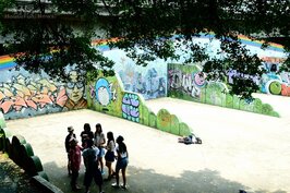 入口附近的圍牆上，畫滿了各式各樣精采塗鴉，成為許多人拍照取景的背景。