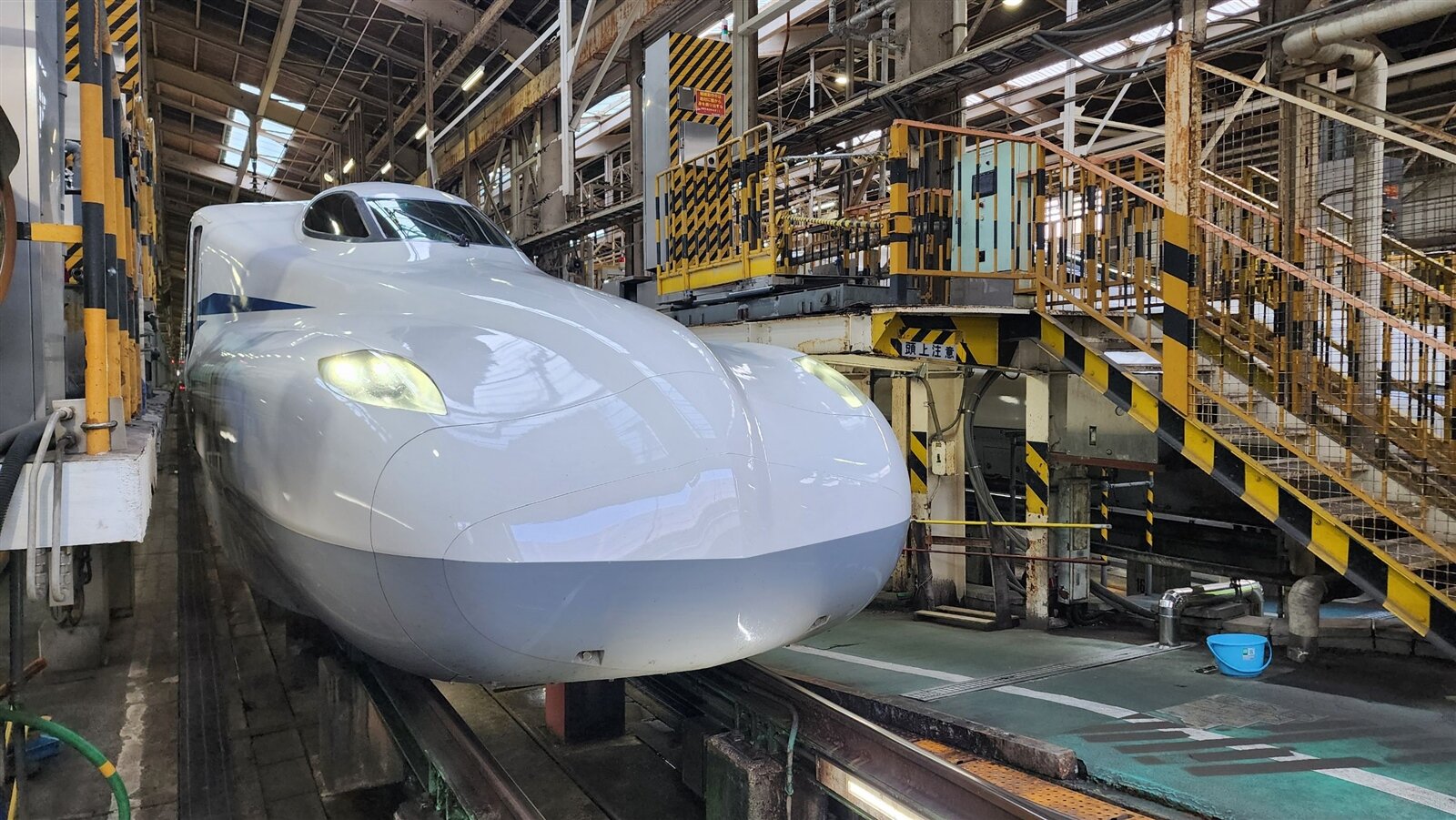 新研發的「至尊雙翼型」(Dual Supreme Wing)空氣動力造型車鼻,為扁平且採流線型設計,可減少列車進入隧道時的噪音並減小行駛阻力。記者胡瑞玲/攝影