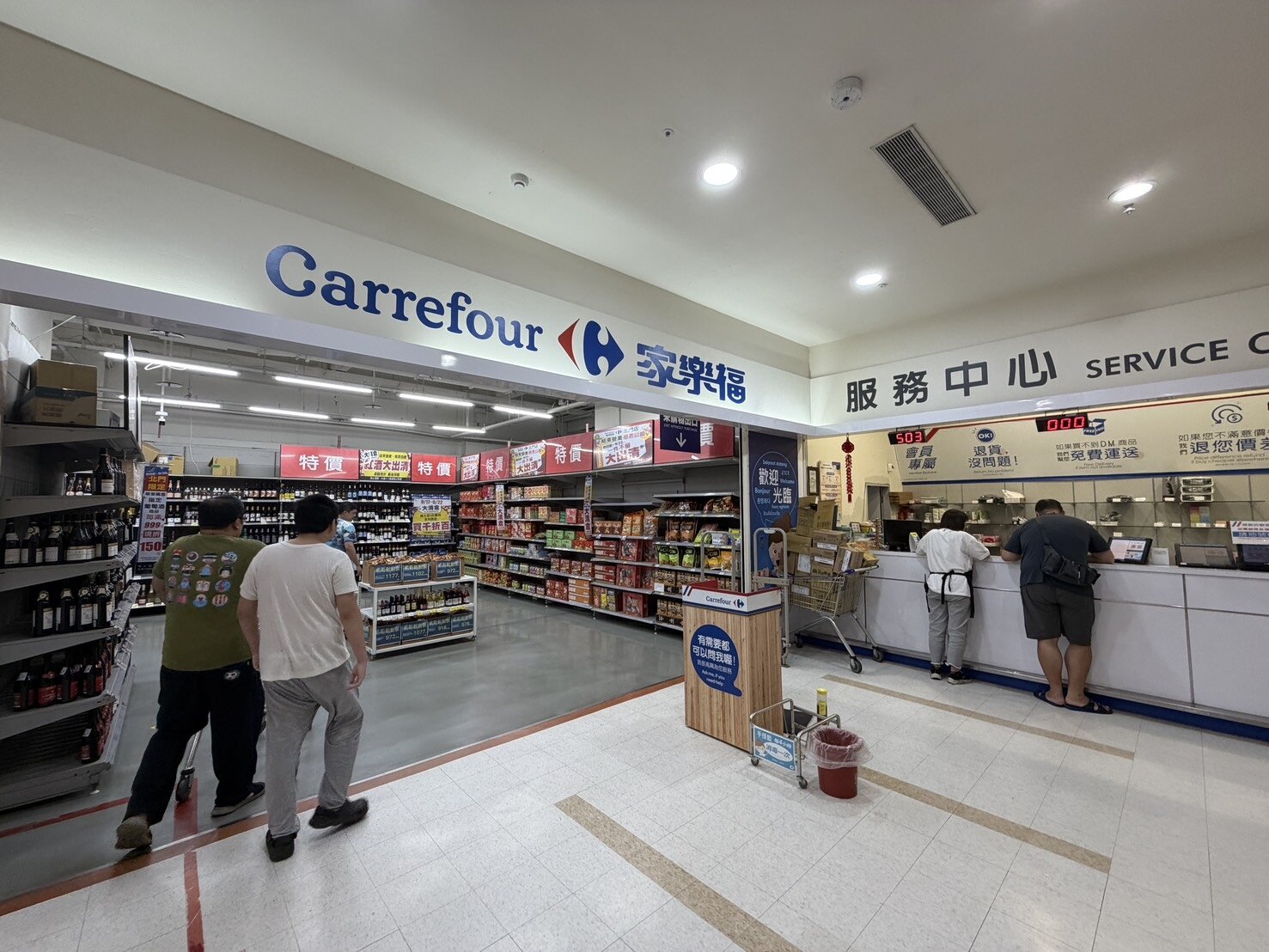 嘉義市東區家樂福北門店經營17年,昨晚10時30分熄燈退場。雖然沒有舉行熄燈儀式,但許多忠實顧客趕在最後時刻湧入賣場,把握最後機會消費,甚至拍照留念,場面熱鬧又充滿不捨。記者魯永明/攝影