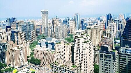 受惠全球供應鏈重組與科技產業持續擴張,中部商辦市場熱度不斷升溫,尤其以台中七期新市政中心為核心的精華地段,頂級商辦大樓租金行情近期已突破每坪月租2,500元。圖∕本報資料照片