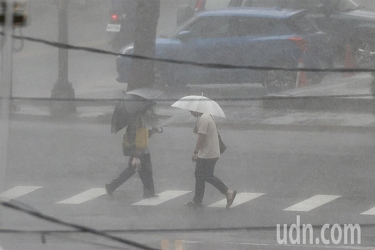 樺加沙颱風逐漸遠離，但東半部及高屏明顯降雨，宜花東及高屏山區需慎防大量降雨。圖／聯合報資料照片