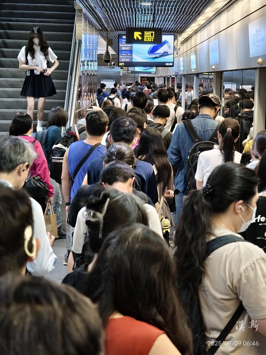 機捷A7體育大學站每日尖峰時段人滿為患，民眾建議增加通勤尖峰班次。圖／洪漢斯提供