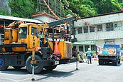 榮華停車場旁山壁3巨石懸多年　終於移除了