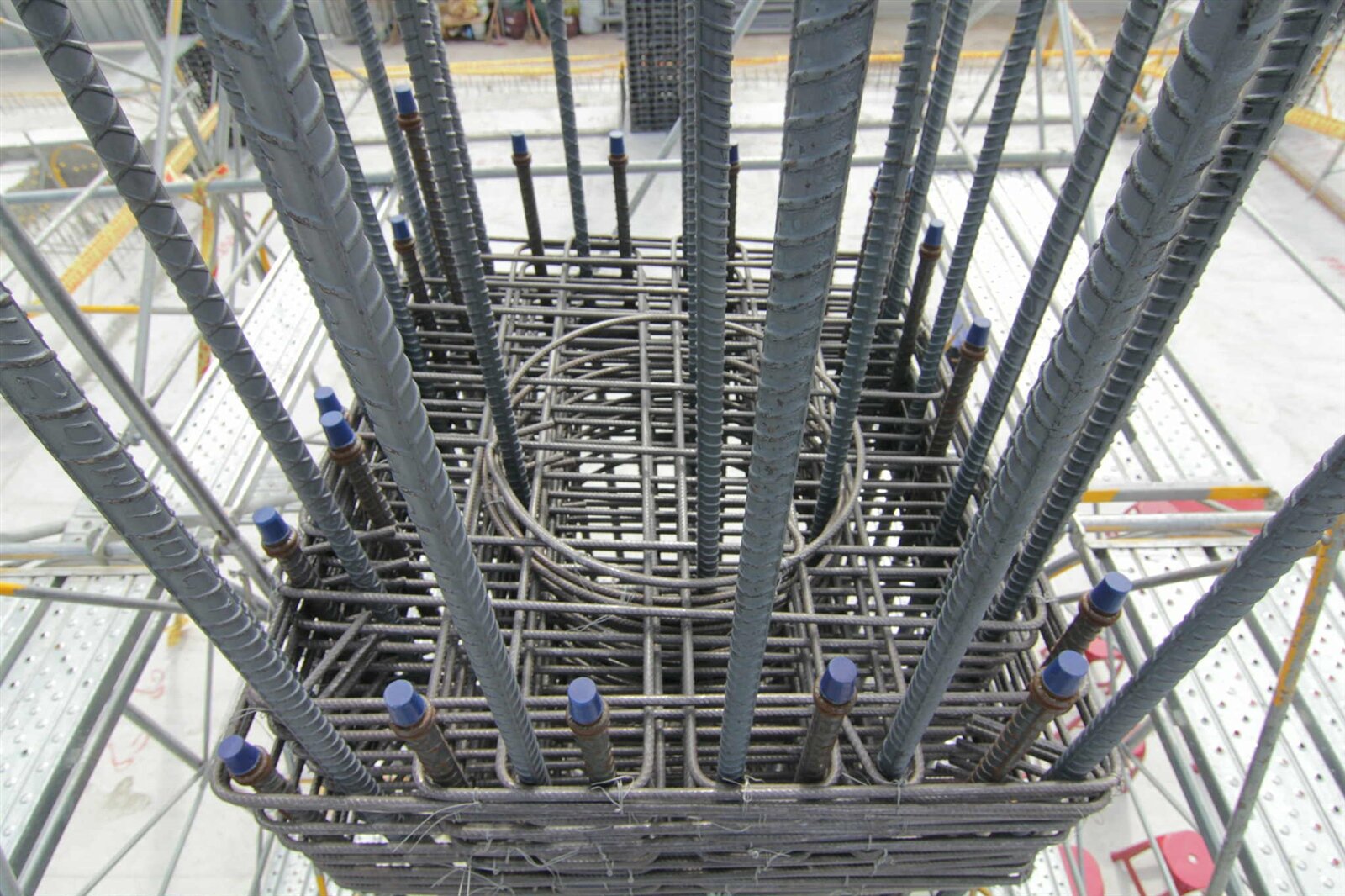 「建築安全履歷協會」所推廣的「Alfa Safe柱中柱工法」針對地震最容易發生破壞的軟弱層「一樓柱」強化耐震韌性。圖/Alfa Safe提供