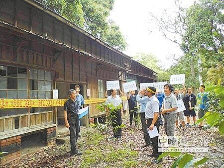 實勘虎尾糖廠宿舍群,文史團體舉板訴求整體保留。(許素惠攝)