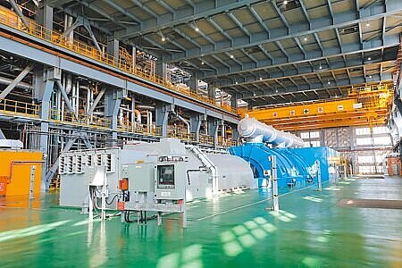 今年用電最吃緊!林口電廠1號燃煤機組破管,加上林口2號、興達新1號等本就停擺,共有3部大型機組無法發電。圖為林口電廠新1號機汽機廠房。(本報資料照片)