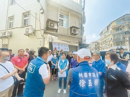 桃園龍潭土地糾紛,地主官司勝訴17日透過法院強制執行刨除柏油,住戶不滿地主喊價1坪要賣85萬元,在家門前綁白布條抗議,現場多方協議後暫緩執行。(呂筱蟬攝)