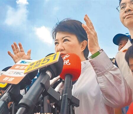 
台中市長盧秀燕17日表示，看到北高捷運這麼多條，但台中新建第2條就遭中央大砍40億元補助，自己的眼淚快要掉出來，並多次強調這對台中人不公平。（予菱攝）
