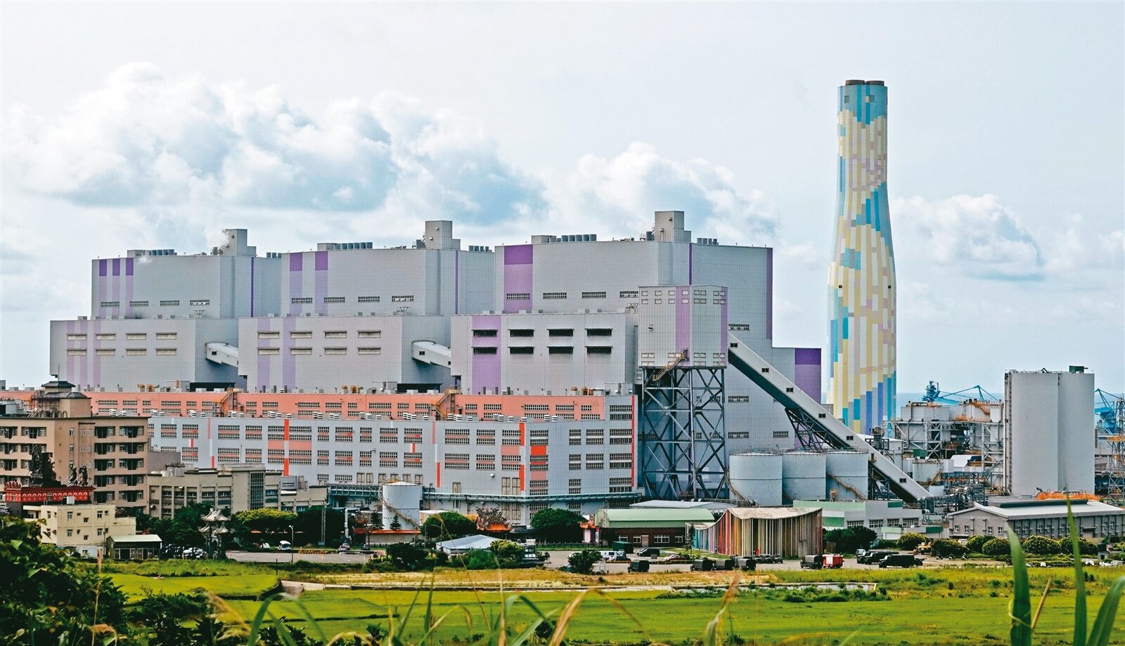 林口火力發電廠燃煤機組一號機昨天傳出破管停機的狀況,入夜尖峰時段在今年首度亮出代表「供電警戒」的橘燈。記者陳正興/攝影