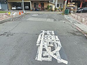 鳳山路況差　慢字塗鴉看攏嘸