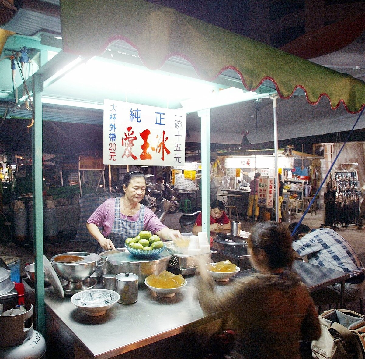 位於高雄南華市場商圈的「純正愛玉冰」,經營超過一甲子,是許多在地人的兒時回憶,日前貼出招租公告確定熄燈。圖/聯合報系資料照