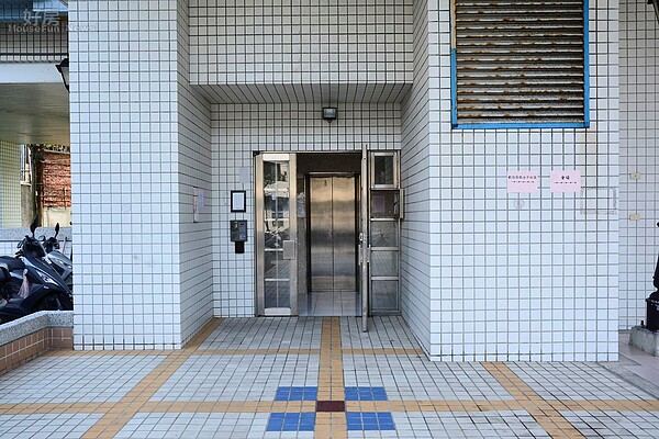 永平國宅電梯出入口。(好房News記者 陳韋帆/攝影)