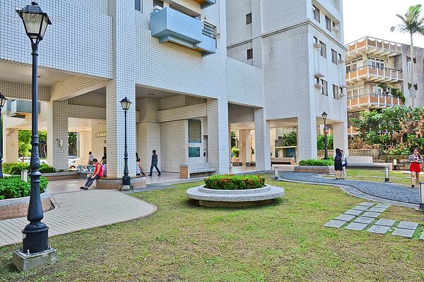 永平國宅中庭花園。(好房News記者 陳韋帆/攝影)