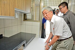 台北市副市長張金鶚推動永平公營住宅，視察改造後之51戶將出租的房屋設備。（圖文／好房News記者 陳韋帆）