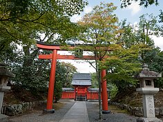 鄰近的神社也不妨去參觀，都是具有百年以上歷史的古蹟。