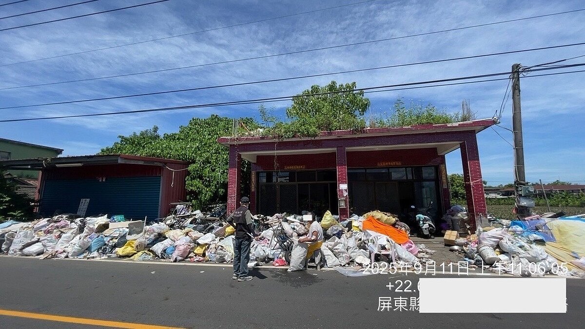 屏東縣內埔鄉建興村靠近屏科大附近一處透天厝周邊竟堆滿各種資源回收物與垃圾，屋主73歲潘姓老翁無奈說，「別再丟給我了！」，他的腳今年初不良於行，根本無法整理。圖／記者劉星君翻攝
