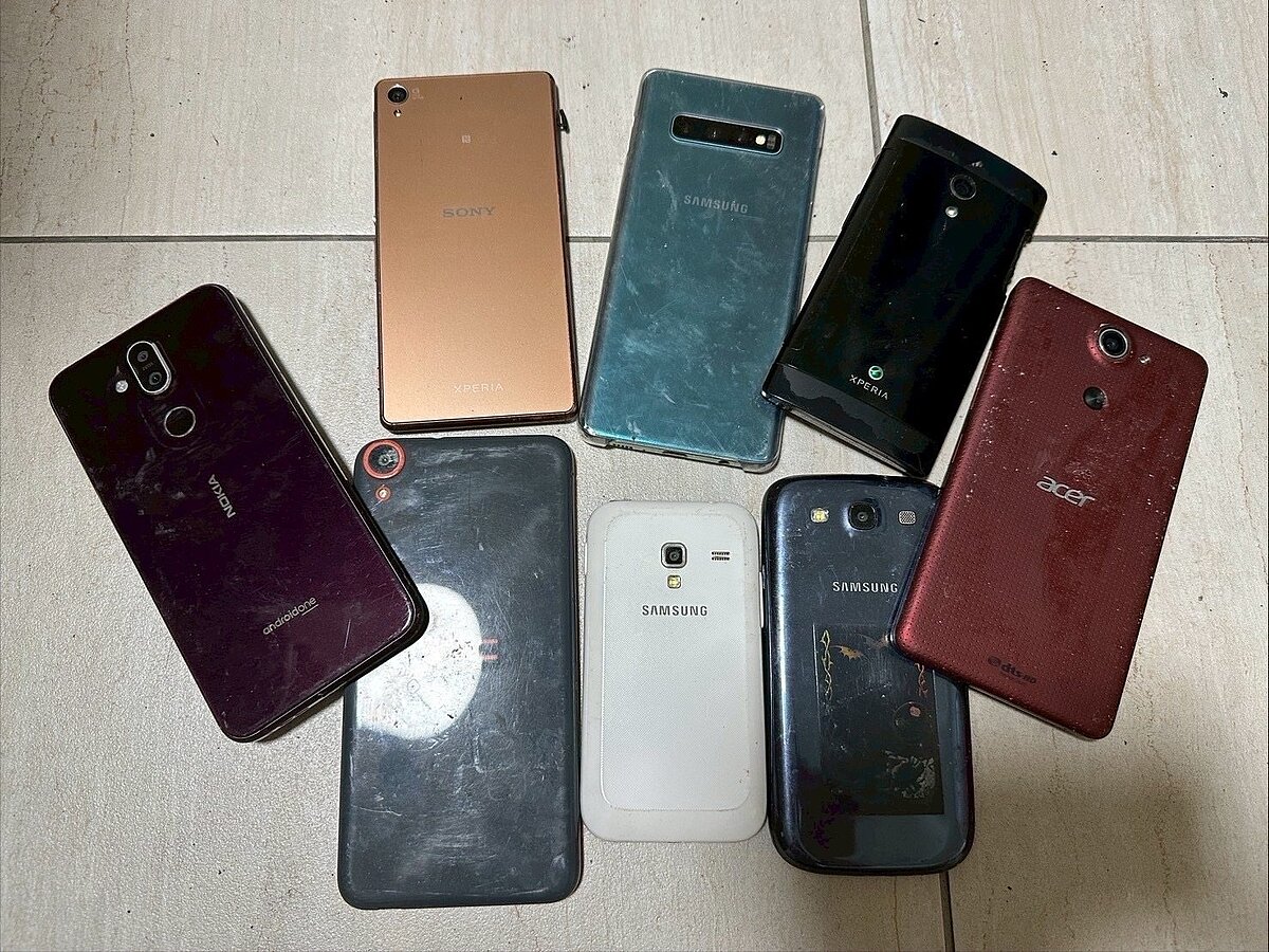 舊手機別亂丟，電池線材做好回收，除不浪費可再利用的資源，也可避免可能的汙染。圖／南市環保局提供
