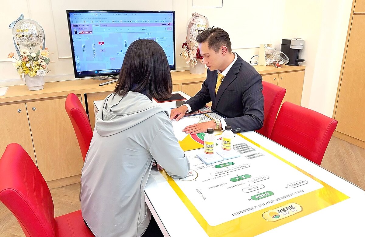 林哲諭店長（圖右）注意每個房屋細節，秉持「據實揭露、不隱瞞」的原則，讓客戶第一次買房就能安心入住。圖／永慶房產集團提供