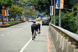 文山路兩端分別連結國道三甲與國道五號，在當地只要有汽車，交通根本不是問題。就算是捷運族也可以搭乘公車前往動物園站或市政府站搭乘文湖線或板南線。
外環道（106甲）近年來成為單車族、重機族最喜歡的道路之一。
