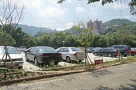 停車在當地並不是問題，大型社區大都有地下停車場。區公所則設立平面、立體停車場共三處。而私人出租的停車場也不少。