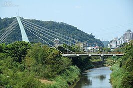 為了加速深坑老街與外界聯通的速度，新北市政府斥資新建一座小斜張橋「平埔橋」，現在已經成為當地的新地標，也是居民休閒的新去處。