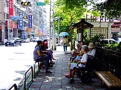 百年歷史的深坑國小（日據時代為深坑公學校）以及深坑國中，讓當地成為生活文教區，國中與國小也是當地居民運動休閒的主要去處。此外，附近多條登山步道則成為喜歡大自然民眾的好去處。