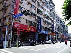 因距離台北市近、且有快速道路、高速公路通過，因此深坑成為購屋族的首選之一，房仲業也紛紛搶進插旗。