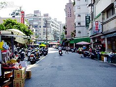 傳統市場雖然不大，新鮮蔬果魚肉都有。