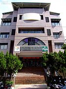 深坑區公所位於深坑街上，是當地的行政中心。深坑衛生所位於深坑老街中正橋頭。