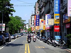 文化街上商家以吃的為主。