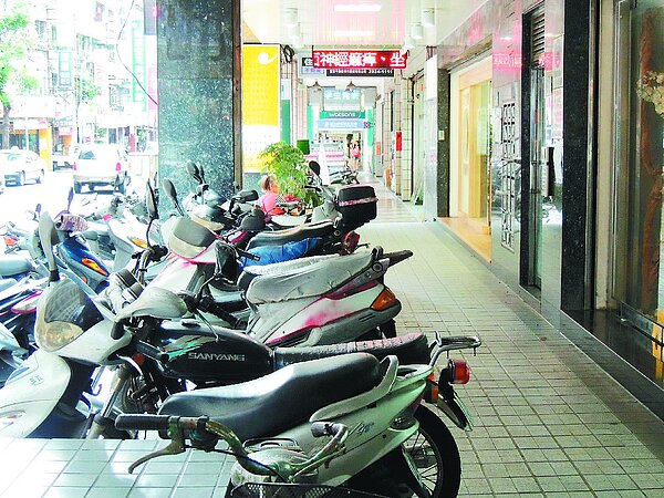即將納入機車退出騎樓專案的中和區宜安路,機車占去騎樓一半空間。 記者祁容玉/攝影